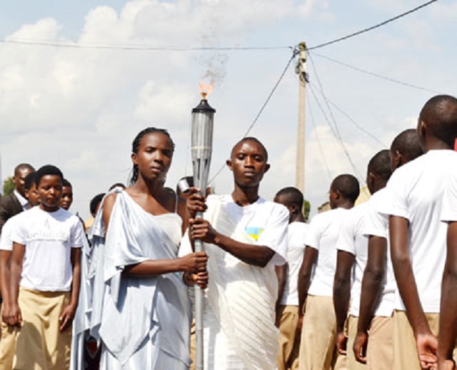 The Kwibuka Flame on its arrival in Burera town carried by two 20-year-olds. (Photo: Jean d’Amour Mbonyinshuti/http://www.newtimes.co.rw)