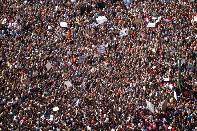 The-crowd-gathers-in-Tahr-003